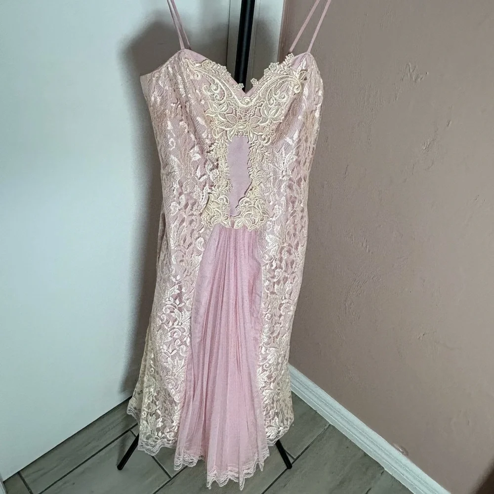 newleaf by samir  nice beautiful pink dress 

Size 7/8

Really good condition - Picture 2 of 8